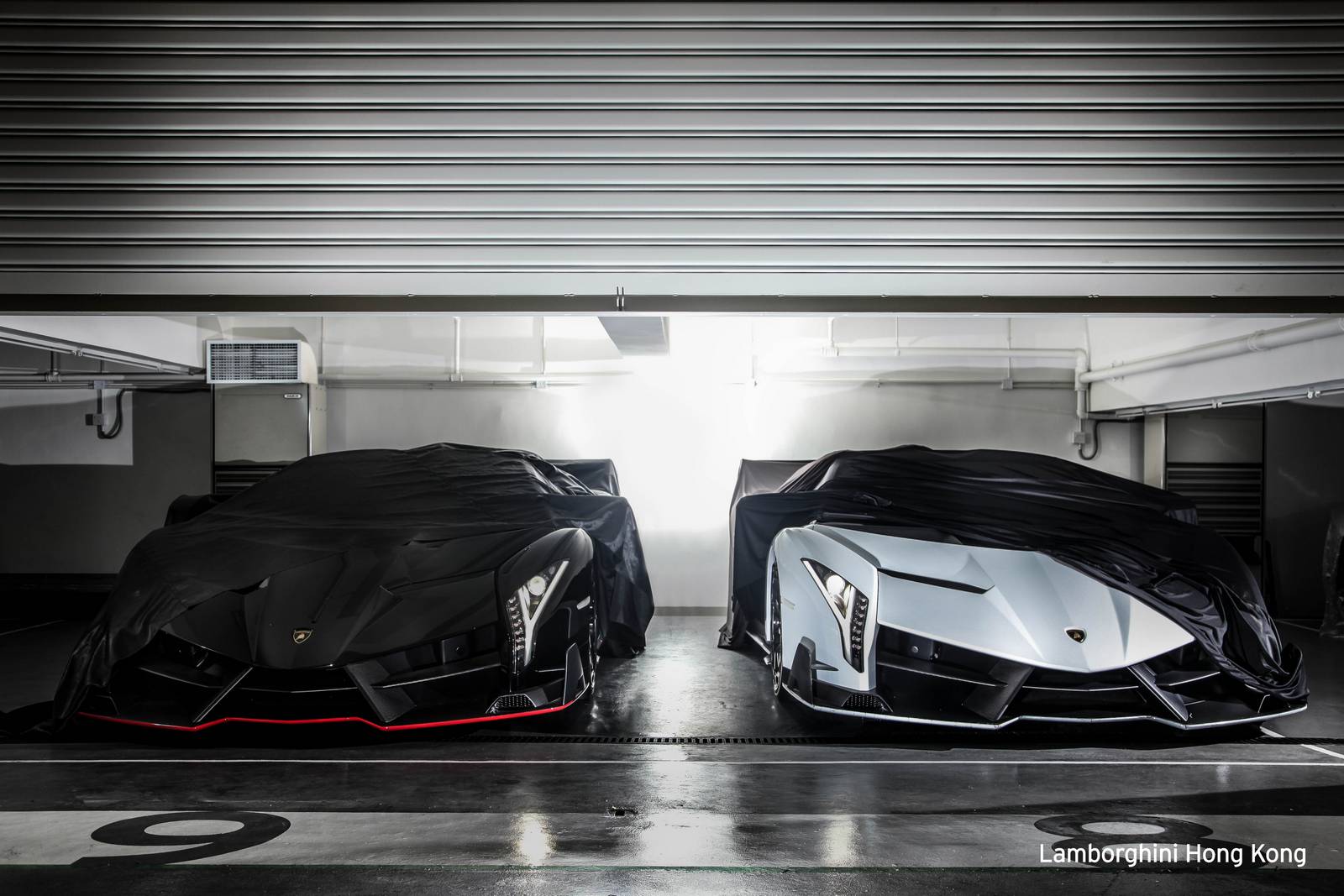 Два новых родстера Lamborghini Veneno доставлены в Гонконг